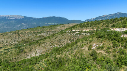 Fototapeta na wymiar Paysage estival dans la région montagneuse des Abruzzes en Italie