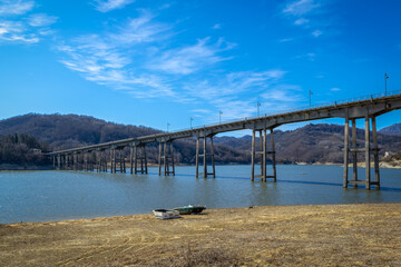 Obraz premium Paysage d'hiver ensoleillé au bord d'un lac en Italie