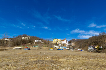 Paysage d'hiver ensoleillé au bord d'un lac en Italie