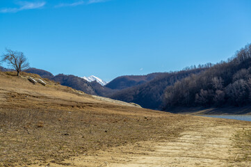 Paysage d'hiver ensoleillé au bord d'un lac en Italie