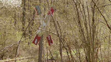 Andreaskreuz im Wald bei Thalfang