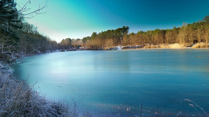 jezioro lód woda odbicie drzewa  © Krzys