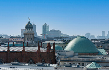 Obraz premium Blick von der Dachterrasse des Stadtschloss auf die Friedrichwerdersche Kirche,dem Dach der Sankt Hedwigs Kathedrale und dem französischen Dom am Gendarmenmarkt