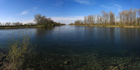 Panoramablick auf das Ufer und den Zusammenfluss von Lech und Lechkanal mit Blick Richtung Wasserkraftwerk Ellgau bei  Ostendorf, Meitingen in Schwaben, Bayern, Deutschland.