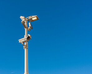 Lichtmast mit Überwachungskamera