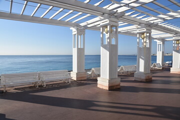 France, côte d'azur, Nice ville, les pergolas et les bancs de la promenade des Anglais offrent une magnifique vue sur la baie des Anges.