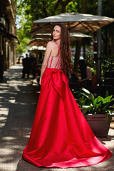 Obraz na płótnie Canvas beautiful girl in a red dress on the street
