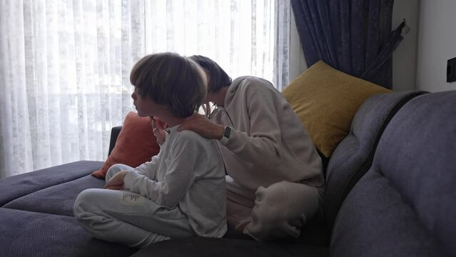 Symptoms of photodermatitis. Mom noticed a rash on the boy's neck. Improper nutrition. Worried mother discovers rash on baby's body. Body, health. Allergic reaction to sunlight