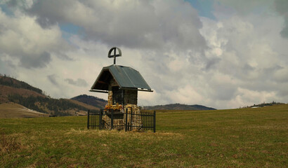 Kapliczka w górach na Słowacji. © Adam Sadlak