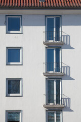 Fototapeta na wymiar Fensterfront, Modernes, weisses Wohngebäude, Findorff, Bremen, Deutschland, Europa