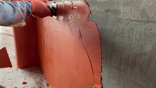 Applying decorative plaster microcement to the wall