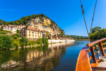 Village de la Roque-Gageac sur les berges de la Dordogne, France