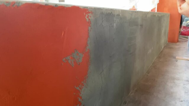 Applying decorative plaster microcement to the wall