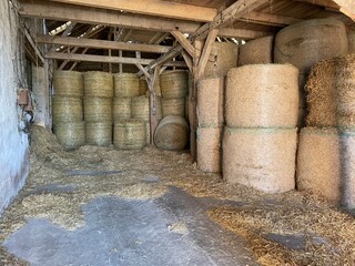 Scheune mit heuballen