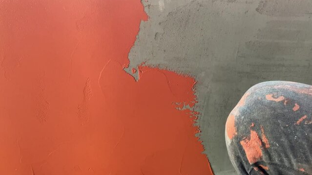 Applying decorative plaster microcement to the wall