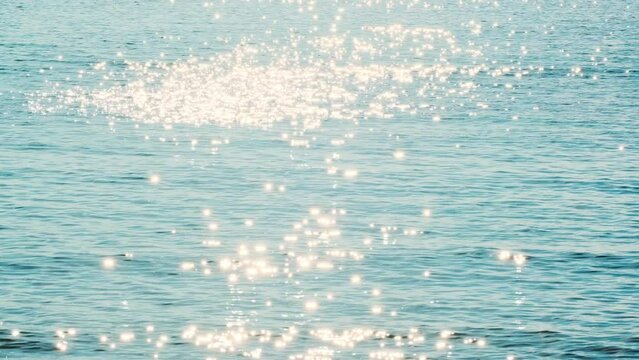 【夏】眩しい太陽光を反射する青い海の波