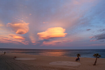 Fototapeta na wymiar Coucher de la mer avec nuages lenticulaires