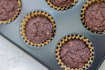 手作りのチョコレートカップケーキの俯瞰