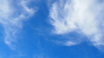 Obraz premium background of blue sky with clouds in clear weather