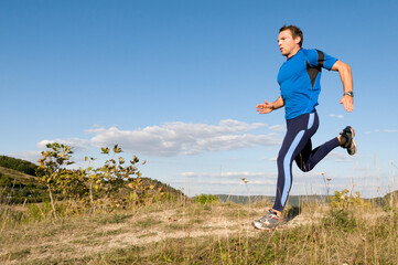 Mann beim Joggen auf einem Feldweg