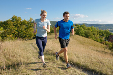 Mann und Frau beim gemeinsamen Lauftraining