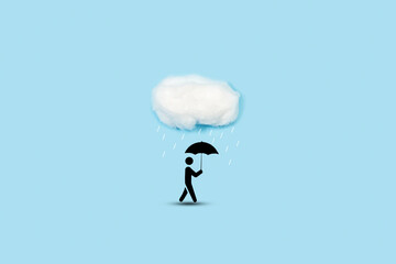 Hombre caminando con paraguas bajo nubes esponjosas hechas de algodón con lluvia sobre un fondo de...