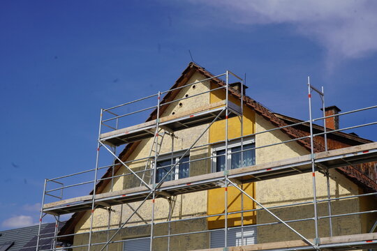 Energetische Sanierung von einem Mehrfamilien Haus. An der Fassade wurde der Efeu Bewuchs entfernt und das Geb&auml;ude ist komplett einger&uuml;stet.