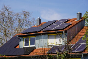 Solarthermie und Photovoltaik Module auf einem Wohnahus Dach und auf der grossen Dachgaube