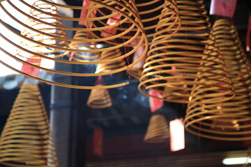中国文化圏の古い寺院や廟で見られる渦巻き型でゆっくり燃える線香