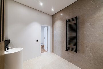 Stylish, modern bathroom design with white wall