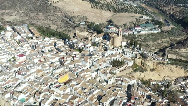 survol de la ville d'Antequera en Andalousie et de son ch&acirc;teau, province de Malaga