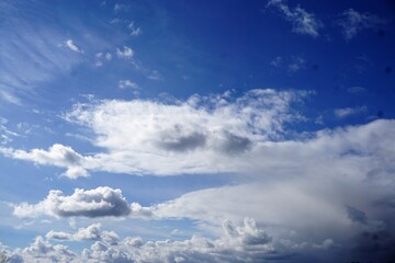Himmel Panorama mit weißem Wolkengebilde bei Sonne im Frühling 