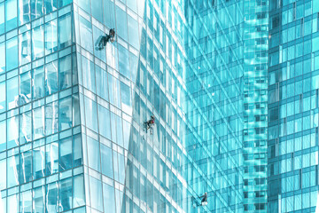 Obraz premium Workers washing windows in the office building. High quality photo