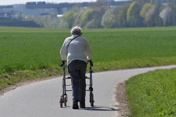 Obraz premium frau mit rollator unterwegs