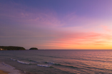 Obraz premium aerial view wave after wave swept towards the shore. .Landscapes view of beach sea sand and wave in sunset. .Beach sea space area. waves crashing at Karon Beach, Phuket Thailand.