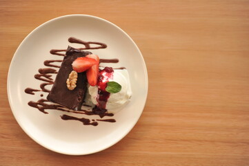 postre sobre mesa de madera