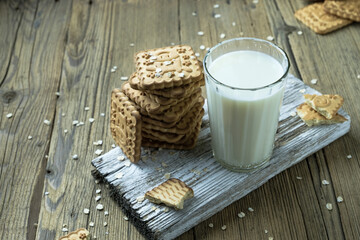 glass of milk and cookies