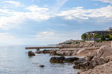 Liegeflächen Terrassen an der Küste von Mandre, Insel Pag, Kroatien