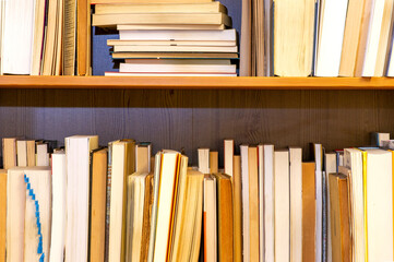 Obraz premium estantería con libos de madera, libros en vertical y horizontal, lectura para el día del libro