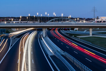 Verkehr auf deutschen Autobahnen bei Nacht, Lichtlinien der schnellen Fahrfzeuge wurden mit...