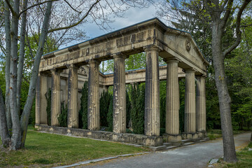 Fototapeta na wymiar Historische Grabstätte in Form einer monumentalen Tempelruine auf dem Friedhof I der Georgen-Parochialgemeinde in Berlin-Prenzlauer Berg