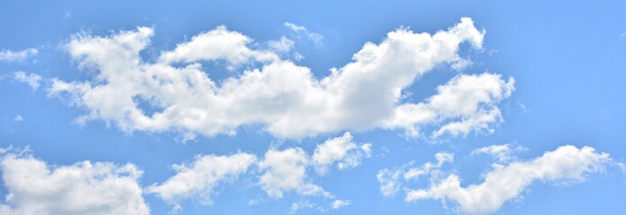 Fototapeta na wymiar Formaciones de nubes en el cielo azul