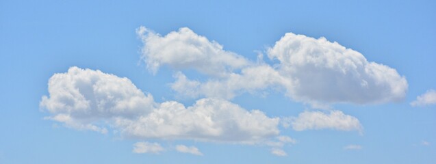 Formaciones de nubes en el cielo azul