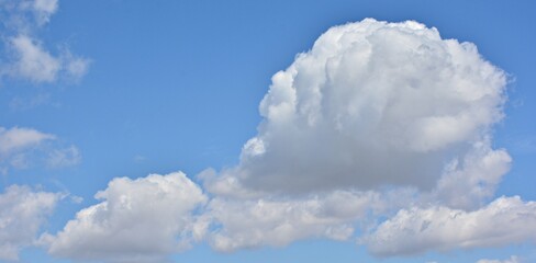 Naklejka na ściany i meble Formaciones de nubes en el cielo azul