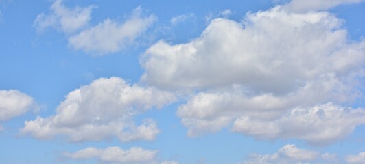 Formaciones de nubes en el cielo azul