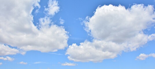 Obraz na płótnie Canvas Formaciones de nubes en el cielo azul