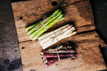 Green, purple and white asparagus - 500303432