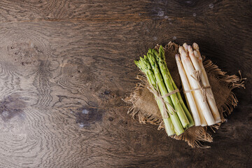 Frischer grüner und weißer spargel

