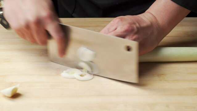 The cooking process of local specialty home-cooked scallion tenderloin