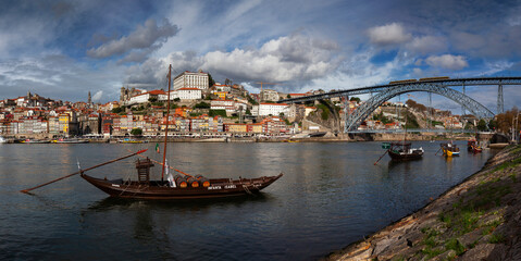 Portugalia Porto rzeka Duero Douro łódź z winem panorama miasta most Ponte Dom Luís I - obrazy, fototapety, plakaty